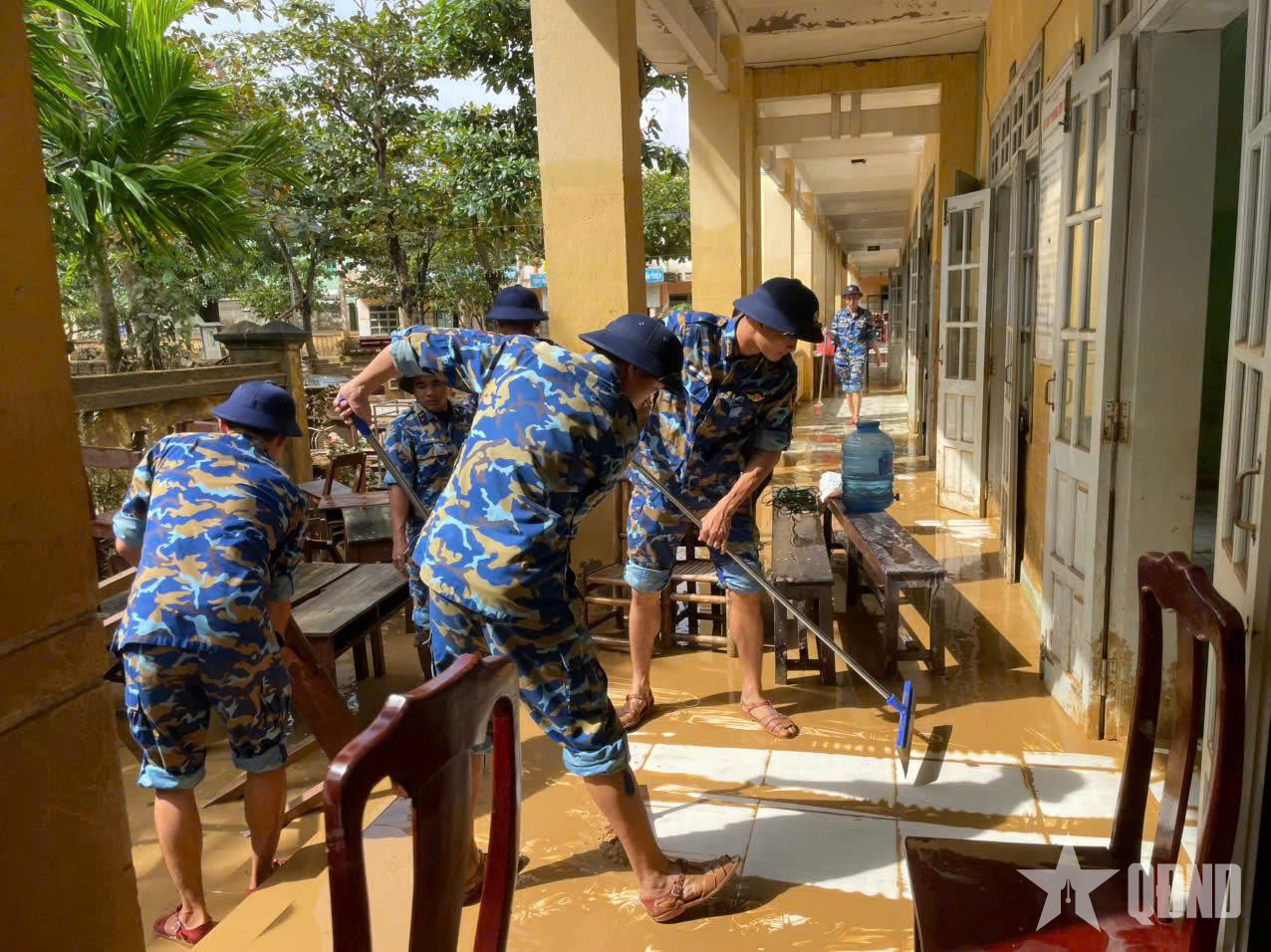 Vùng 3 Hải quân giúp đỡ nhân dân khắc phục hậu quả sau mưa lũ